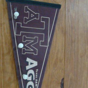 TEXAS A&M WOODEN PENNANT SHAPED WALL HANGER W/ PEGS